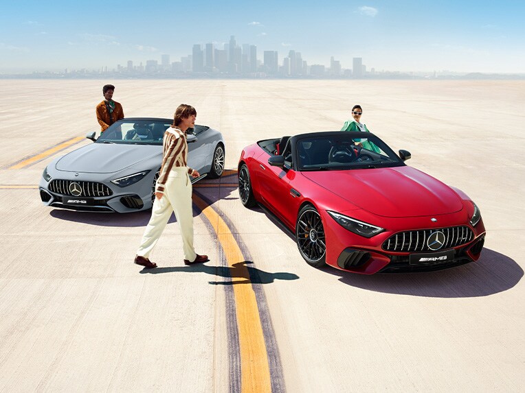 Vista frontal de dos Mercedes-AMG SL Roadster.