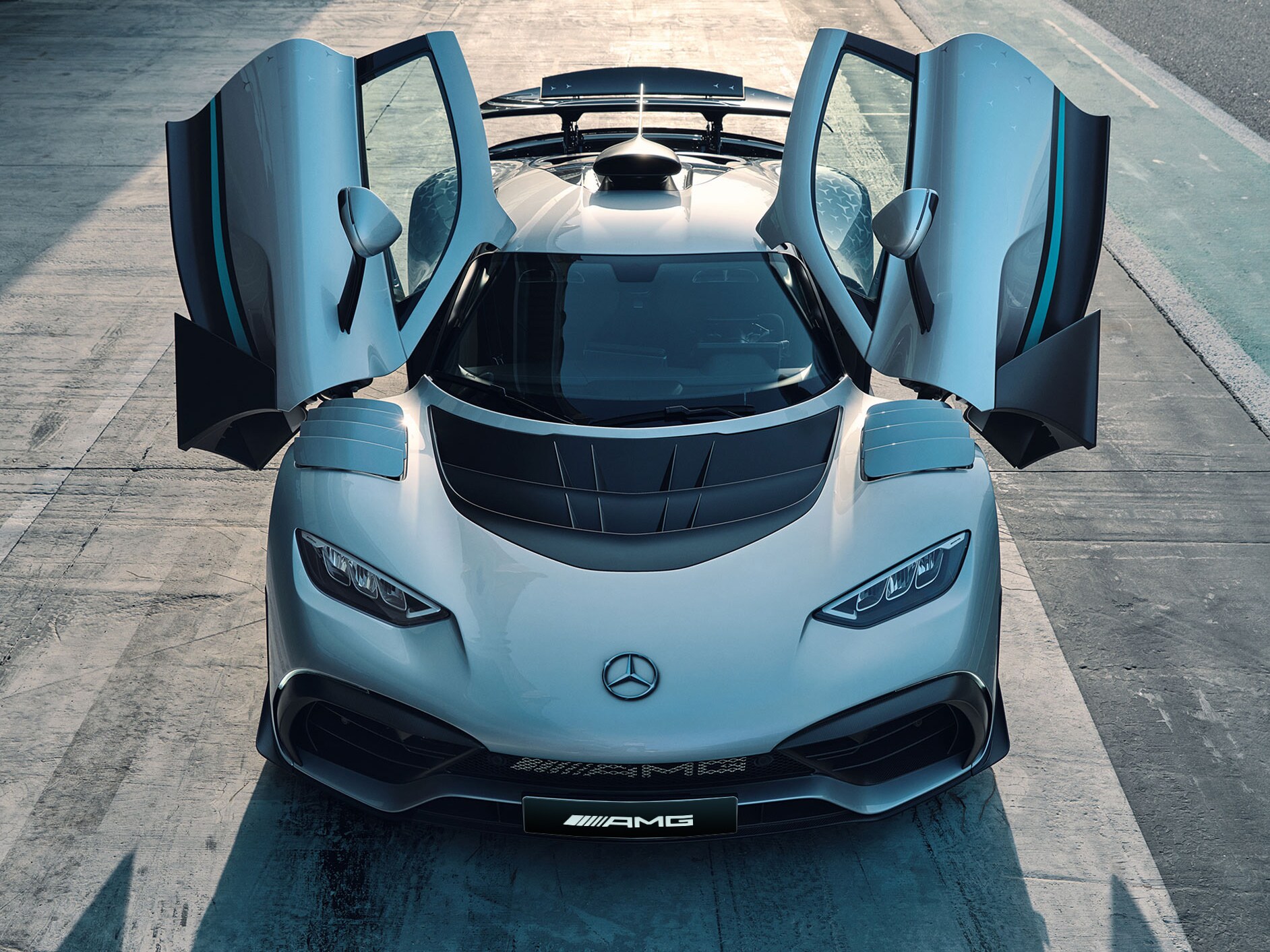 Vista frontal del Mercedes-AMG ONE con las puertas abiertas.
