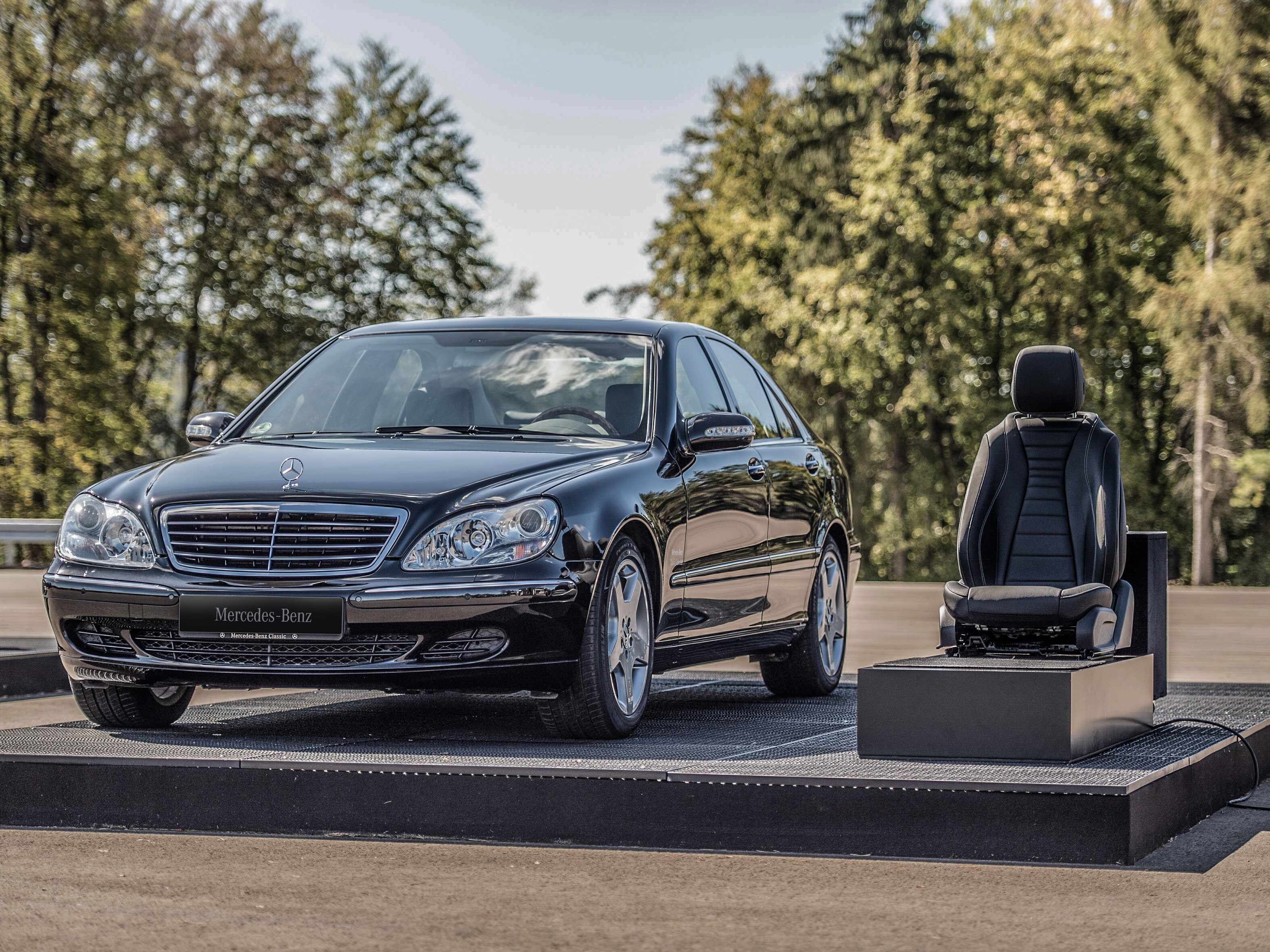 Demostración estática de la protección de los ocupantes preventiva PRE-SAFE® (Mercedes-Benz S 350 4MATIC de la serie 220)
