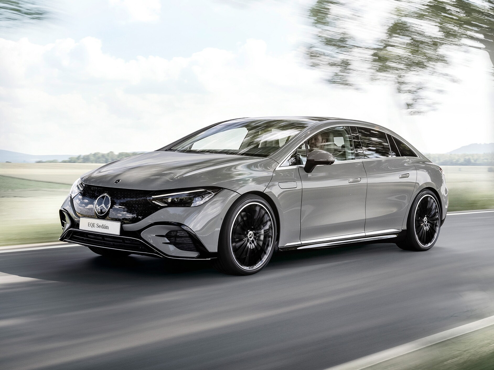 Escorzo frontal lateral de un EQS en una carretera