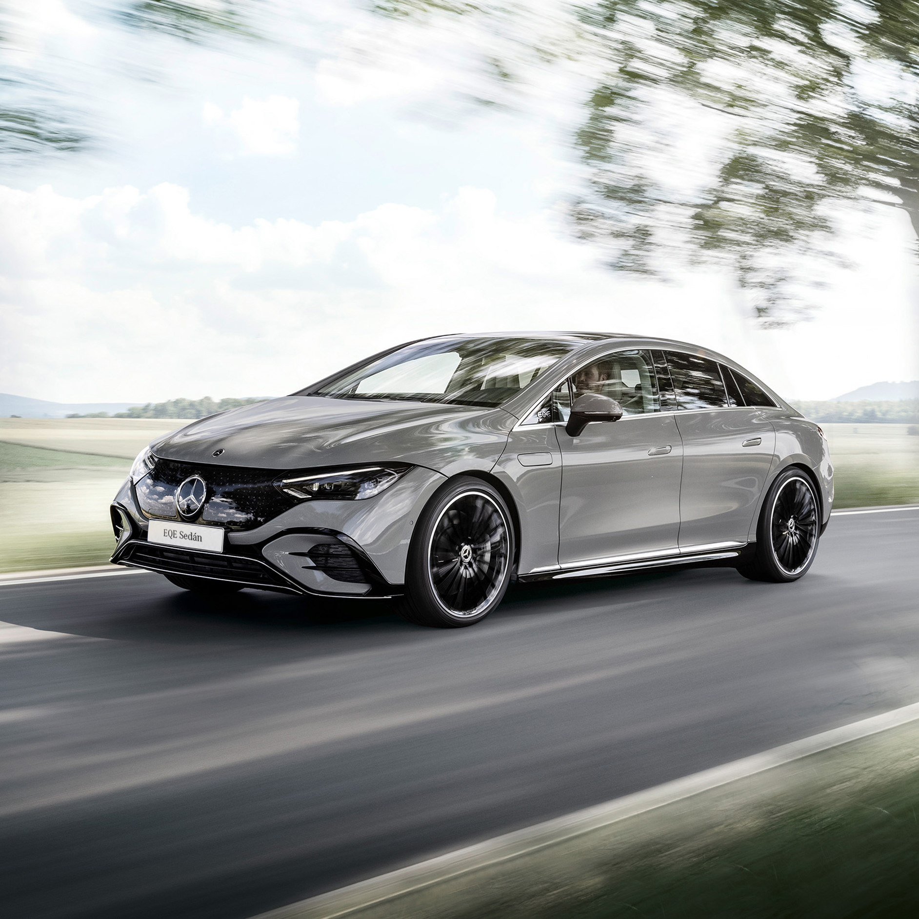 Mercedes-Benz | Tierra, agua y aire | EQS Escorzo frontal lateral de un EQS en una carretera