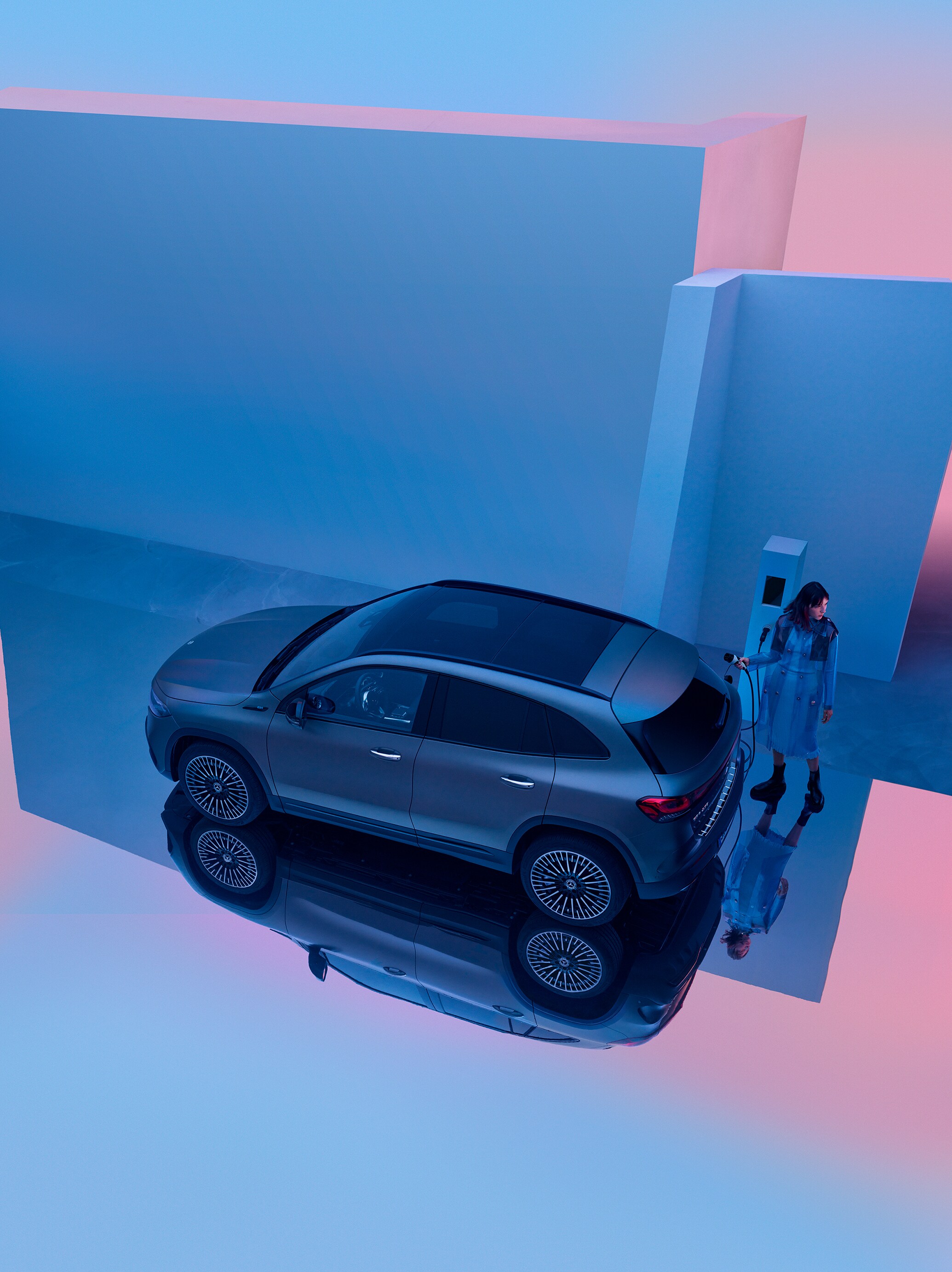 Escorzo trasero del EQE SUV cargando en una Mercedes-Benz Wallbox.