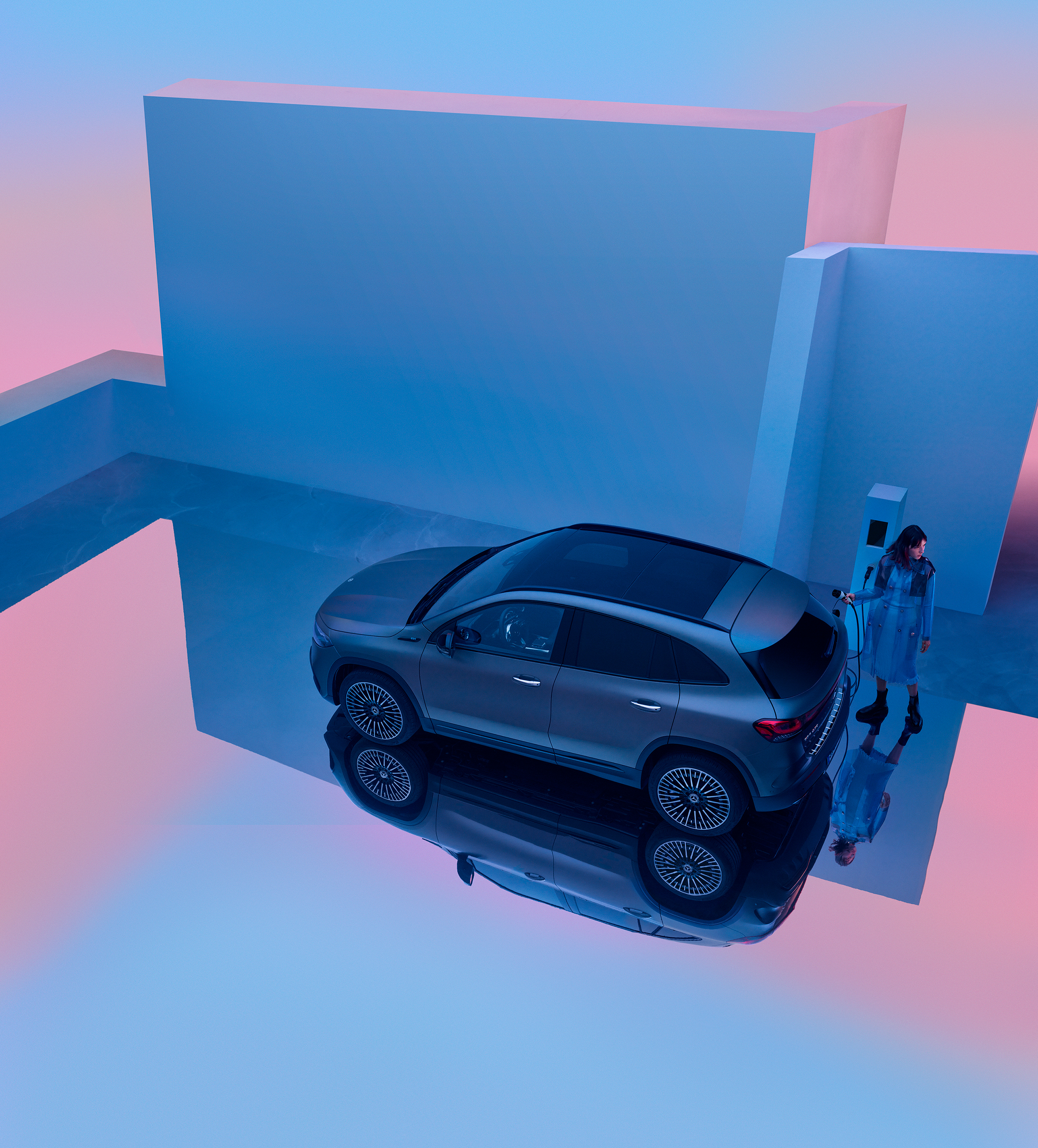 Carga | Vehículos eléctricos | Mercedes-Benz Escorzo trasero del EQE SUV cargando en una Mercedes-Benz Wallbox.