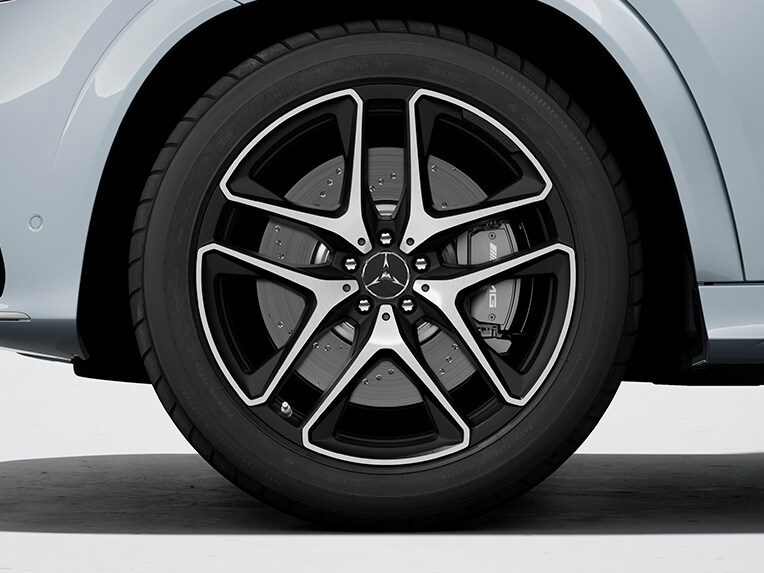 Las llantas de aleación AMG de 21" en diseño de radios dobles para la nueva Mercedes-AMG GLE Coupé.