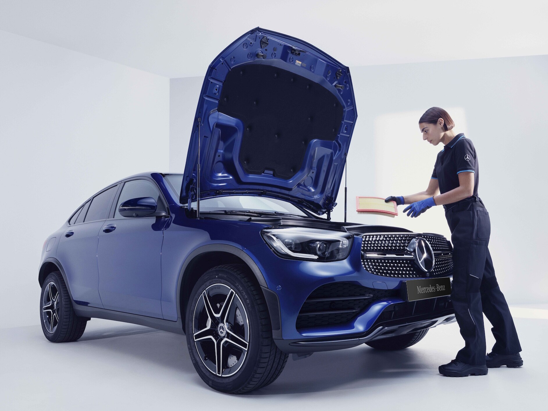 Un técnico de Mercedes-Benz examina un vehículo en el banco de pruebas.