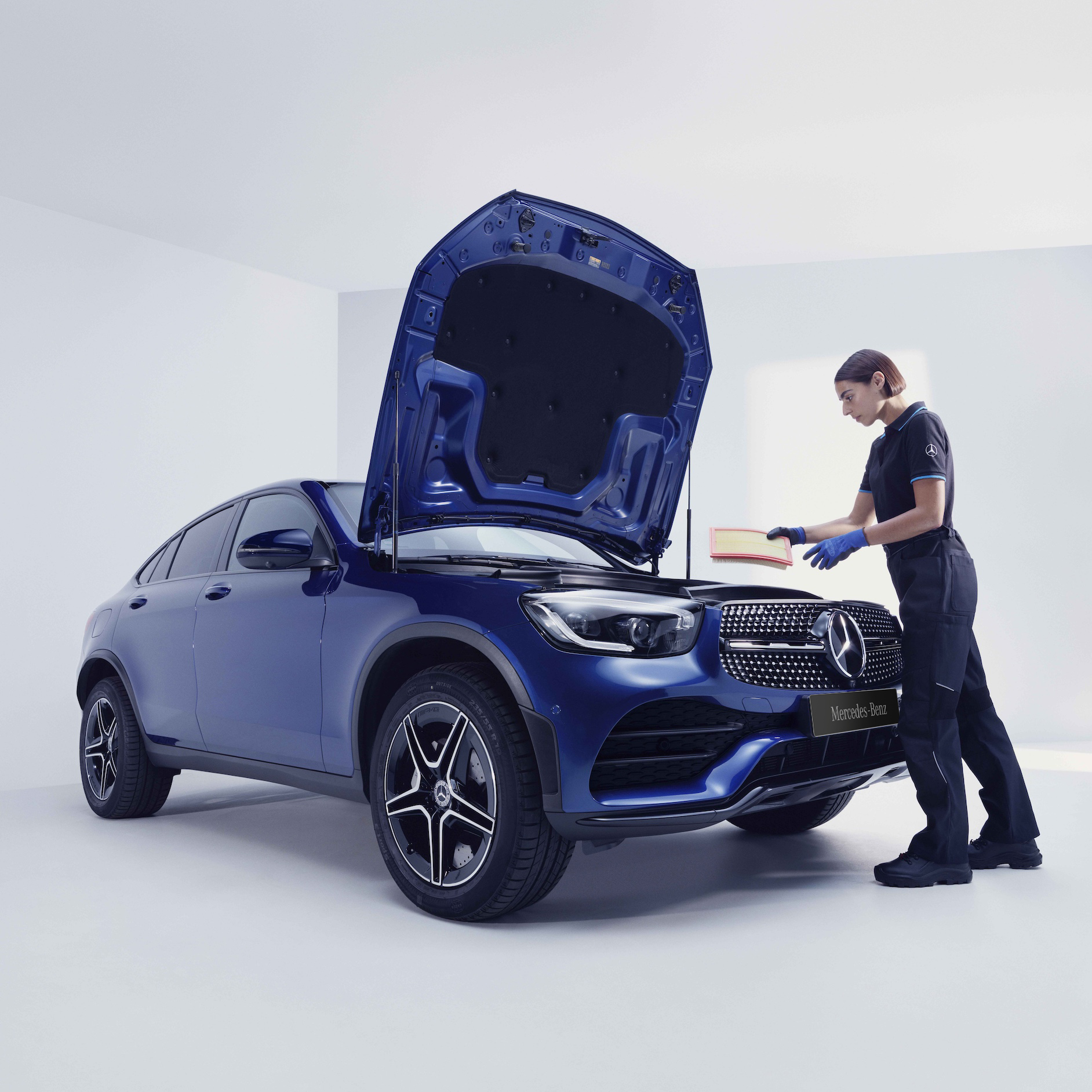 Comprobaciones periódicas en el banco de pruebas Un técnico de Mercedes-Benz examina un vehículo en el banco de pruebas.