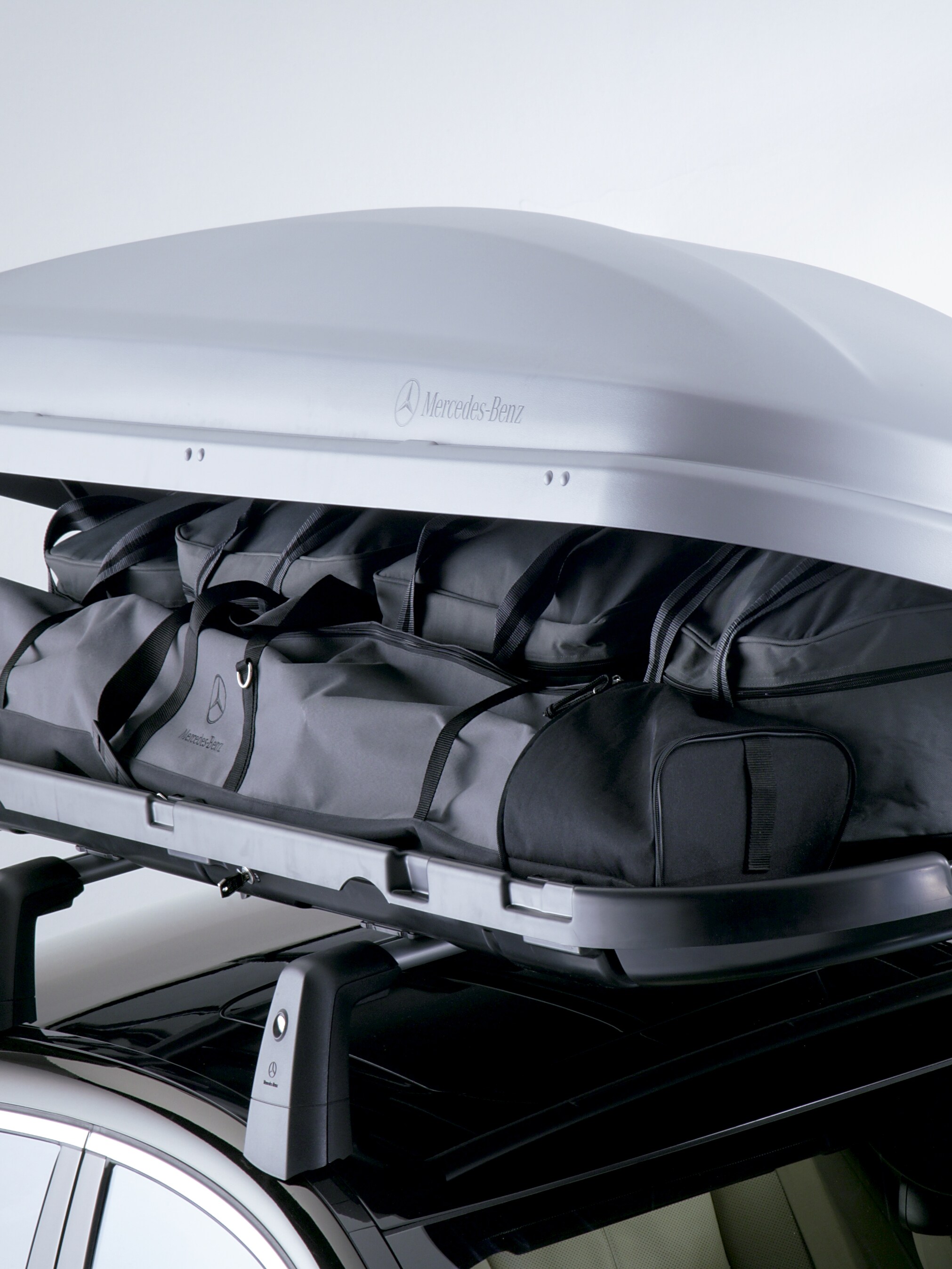 Caja portaequipajes de techo Mercedes-Benz montada sobre un Mercedes-Benz.