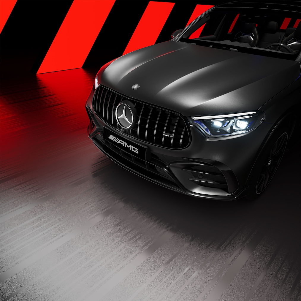 Vista lateral de la sección delantera de un Mercedes-AMG GLC SUV con paquete Night AMG.