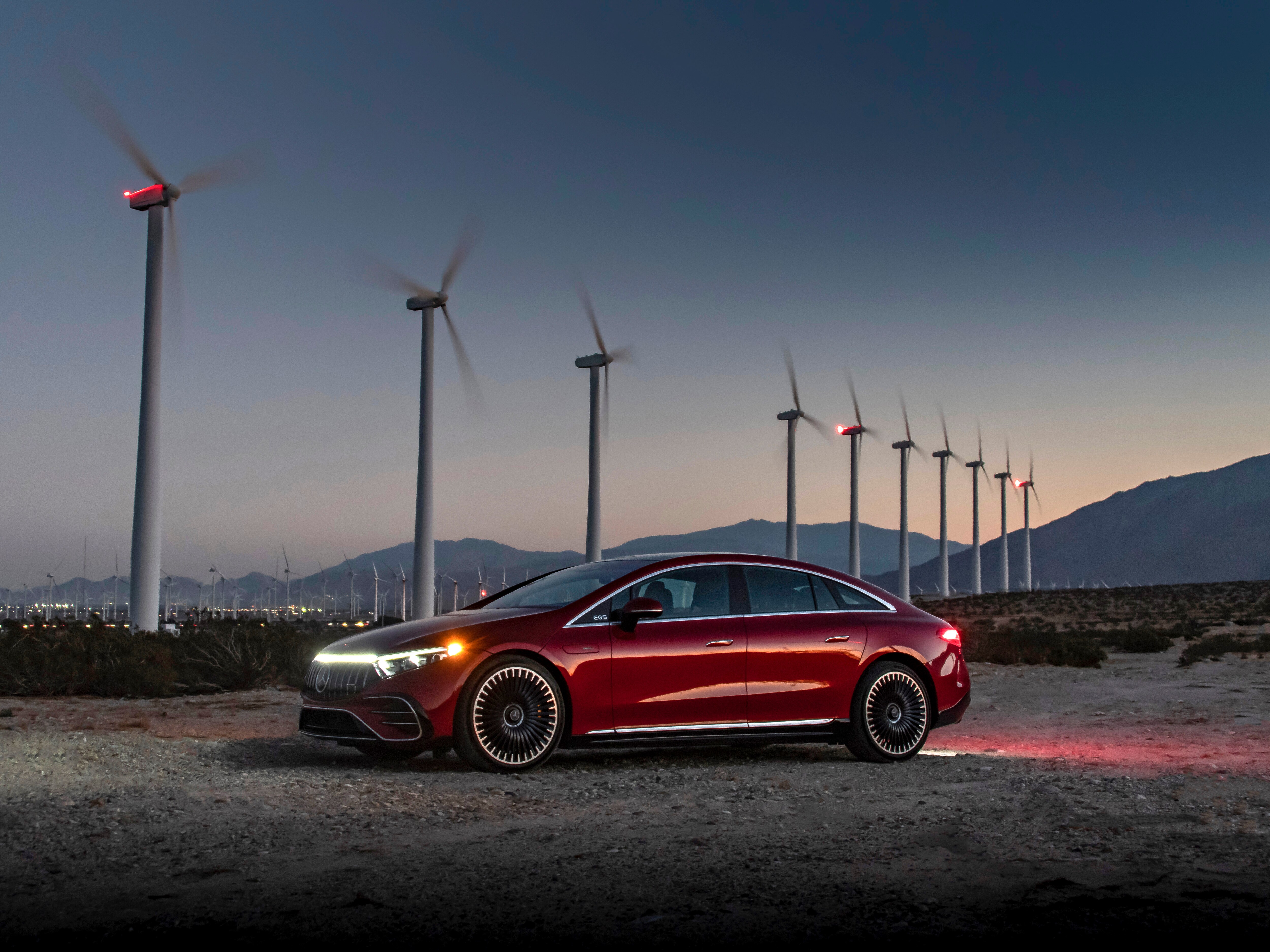El EQS rojo es aerodinámica pura