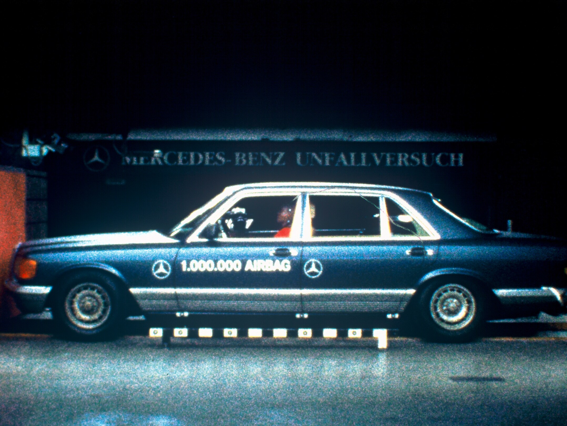 Prueba de colisión de un 500 SEL (Clase S serie 126) con airbag en el test de accidente de Mercedes-Benz en Sindelfingen