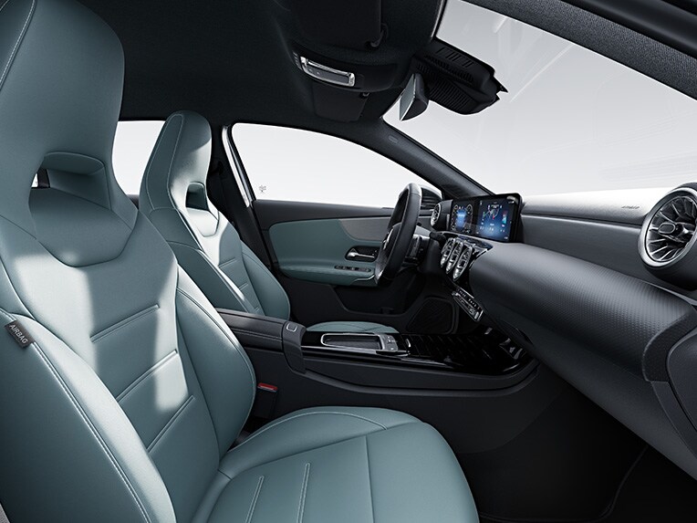 El habitáculo del Clase A Hatchback de Mercedes-Benz con la línea de equipamiento AMG Line.