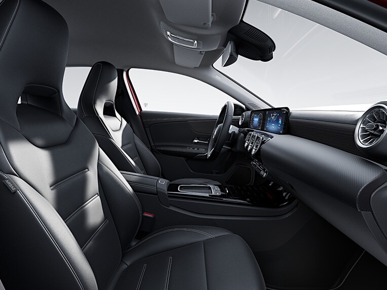 El habitáculo del Clase A Hatchback de Mercedes-Benz con la línea de equipamiento Progressive.