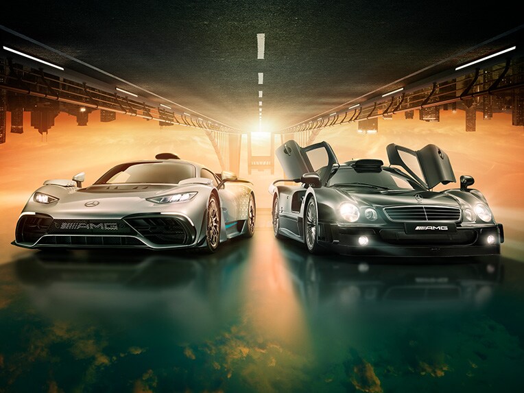 Uno junto a otro, cuatro vehículos Mercedes-AMG que representan los 55 años de historia de la empresa Mercedes-AMG.