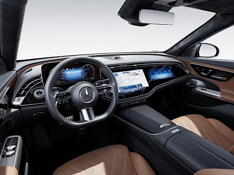 El interior del nuevo Clase E Sedán de Mercedes-Benz con la línea de equipamiento AMG Line.