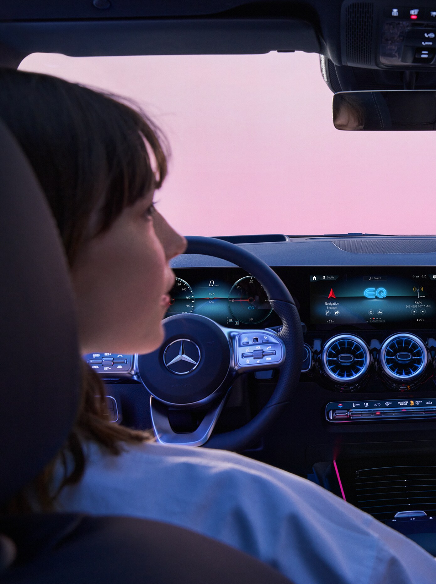La imagen muestra el nuevo EQA de Mercedes-Benz con paquete Premium y techo corredizo panorámico abierto desde una perspectiva a vista de pájaro.