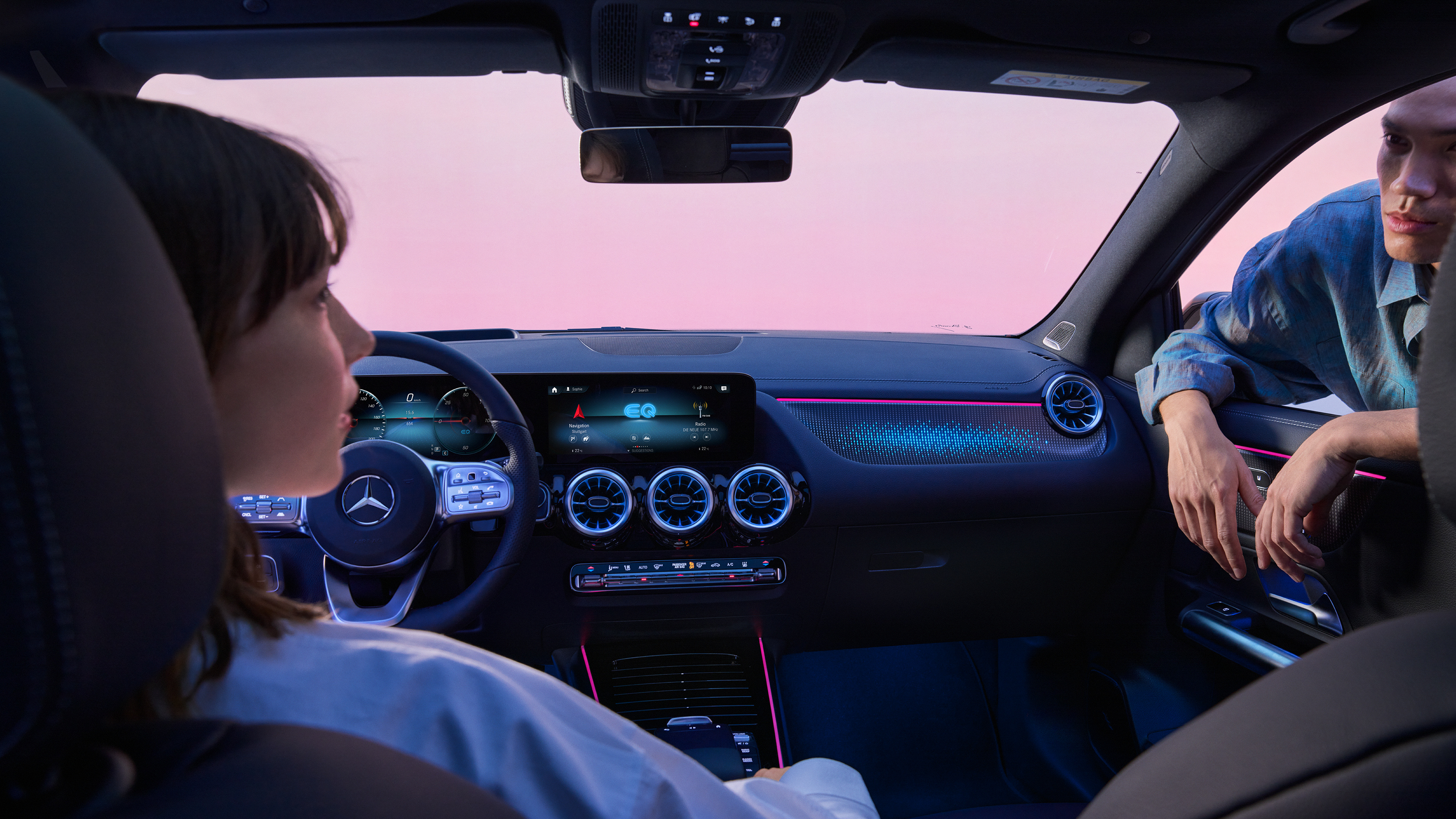 El nuevo EQA de Mercedes-Benz con techo corredizo panorámico. La imagen muestra el nuevo EQA de Mercedes-Benz con paquete Premium y techo corredizo panorámico abierto desde una perspectiva a vista de pájaro.