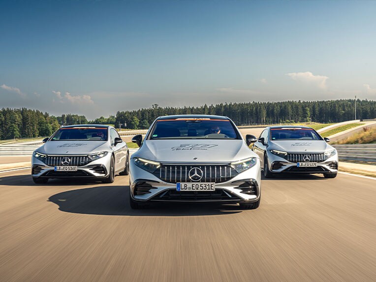 Vista frontal de varios vehículos Mercedes-AMG.