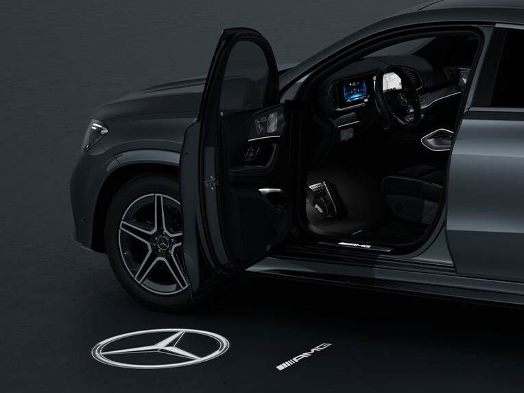 La iluminación del entorno con proyección de logotipo AMG animada para la nueva Mercedes-AMG GLE Coupé.