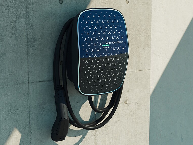 La Mercedes-Benz Wallbox en una pared gris.