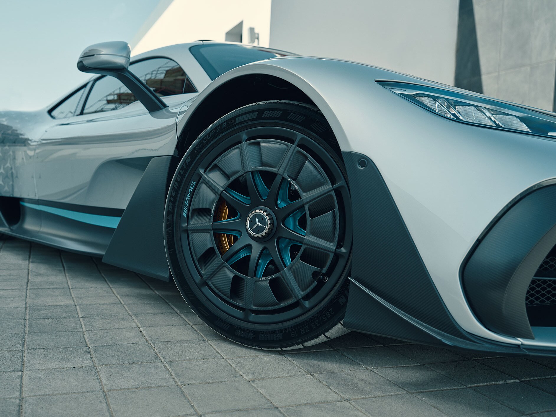 Primer plano del frontal de la llanta de un Mercedes-AMG ONE.