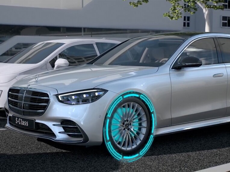 El vídeo muestra las funciones de PRE-SAFE® PLUS en el Clase S Sedán de Mercedes-Benz.