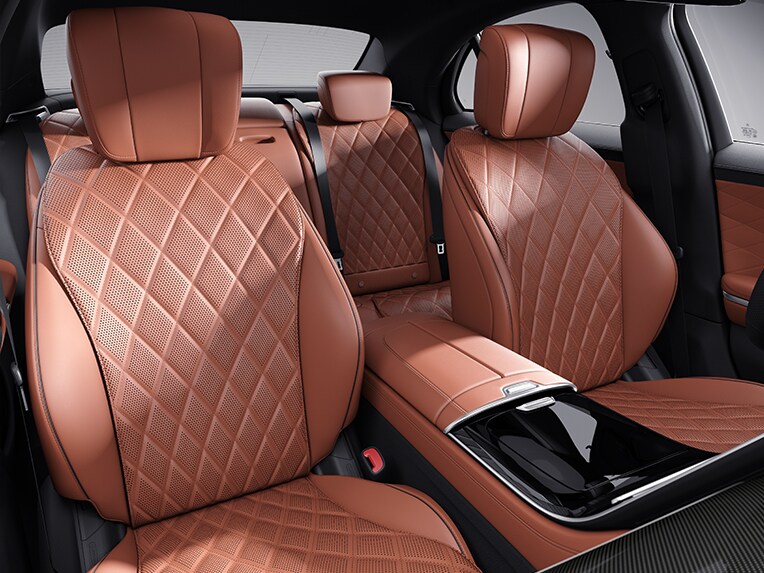 El interior del Clase S Sedán de Mercedes-Benz con la línea AMG Line.
