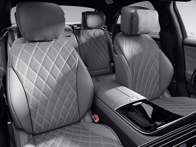 El interior del Clase S Sedán de Mercedes-Benz con el equipamiento de serie.