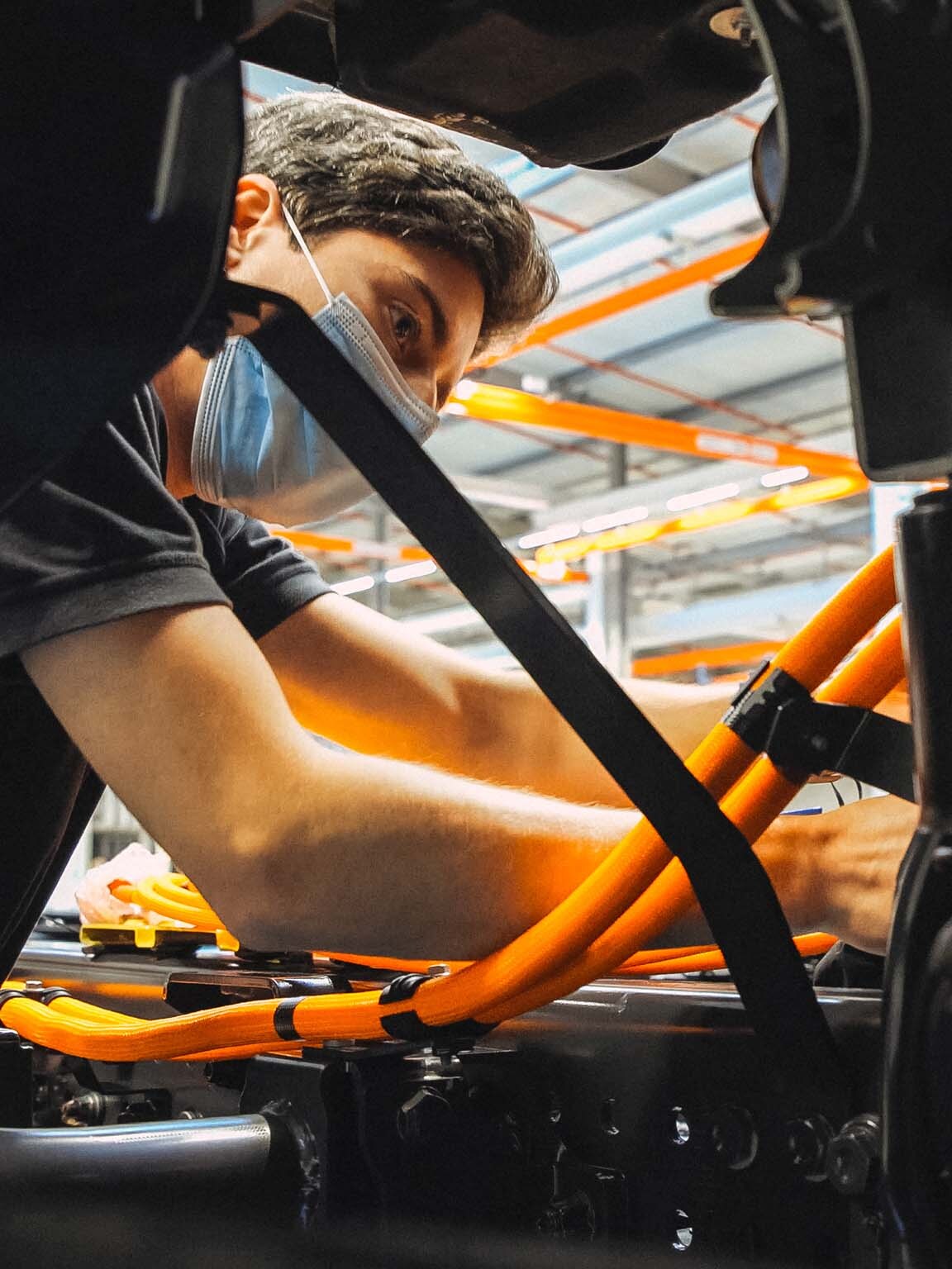 La imagen muestra a un empleado en la cadena de producción.