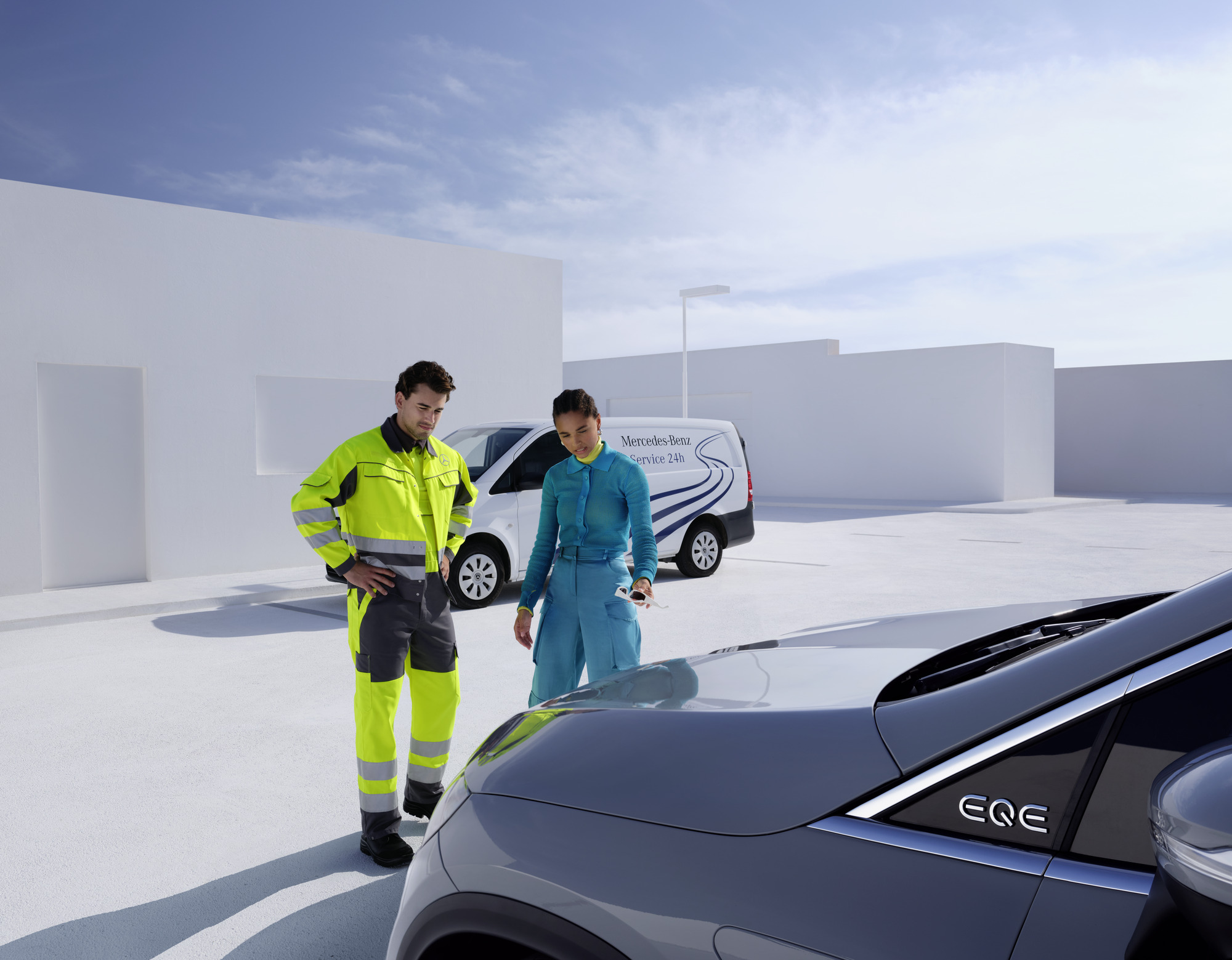 Asistencia en carretera y en caso de daños | Mercedes-Benz Hombre del equipo de asistencia de Mercedes-Benz Service24 junto a una mujer delante de su Mercedes-Benz