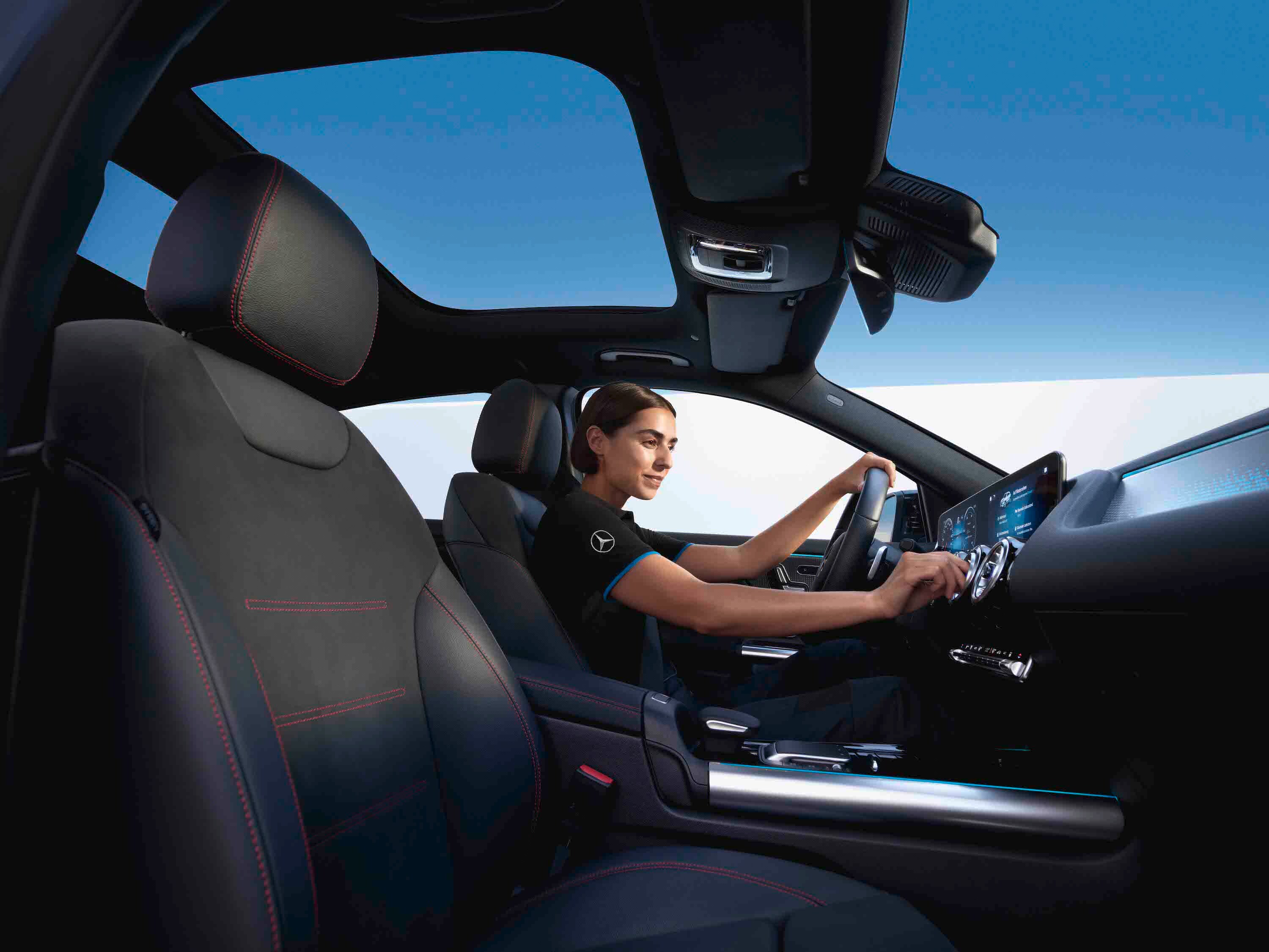 Una mujer levanta su mano por delante de la ranura de ventilación del sistema de aire acondicionado de su Mercedes-Benz.