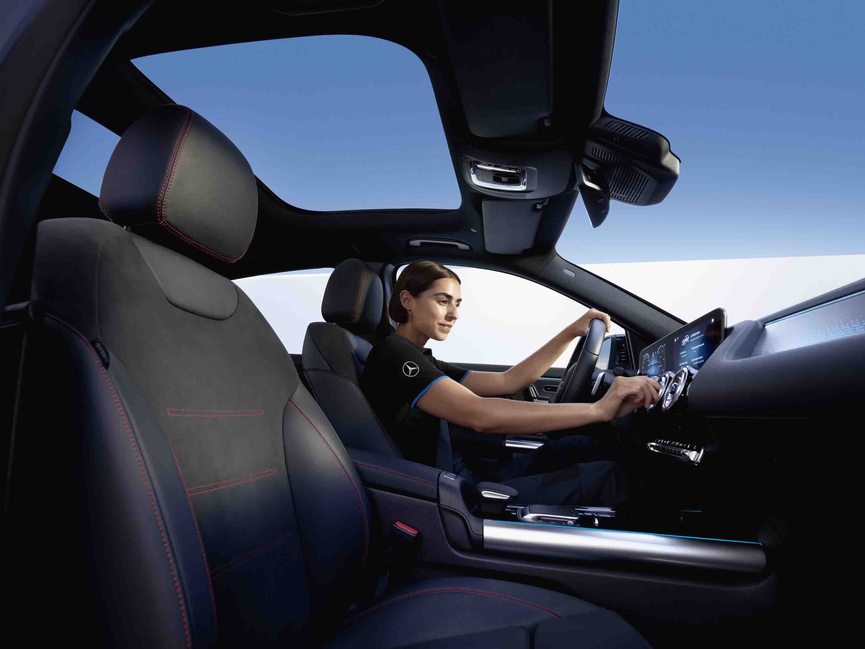 Filtros de aire originales Mercedes-Benz Una mujer levanta su mano por delante de la ranura de ventilación del sistema de aire acondicionado de su Mercedes-Benz.