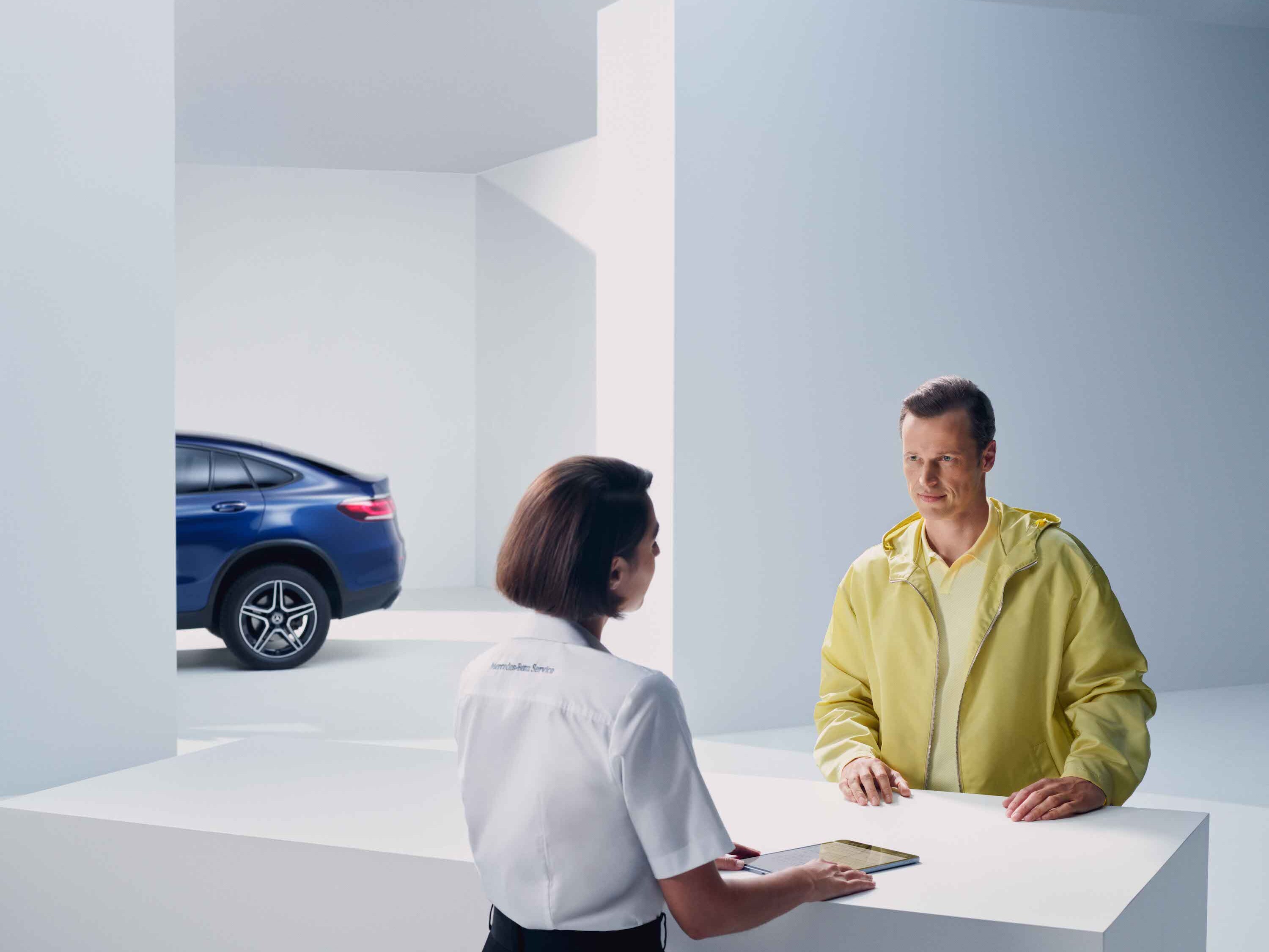 Una mujer firma un documento en una tableta en el taller.