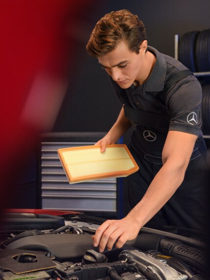 Un técnico de Mercedes-Benz examina un vehículo en el banco de pruebas.
