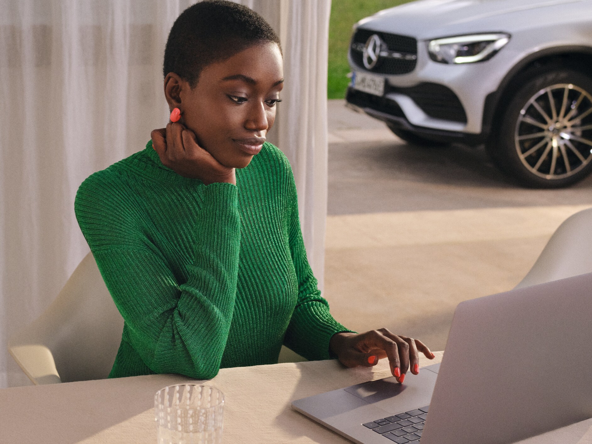 Una mujer consulta su informe digital de servicio en el ordenador portátil.