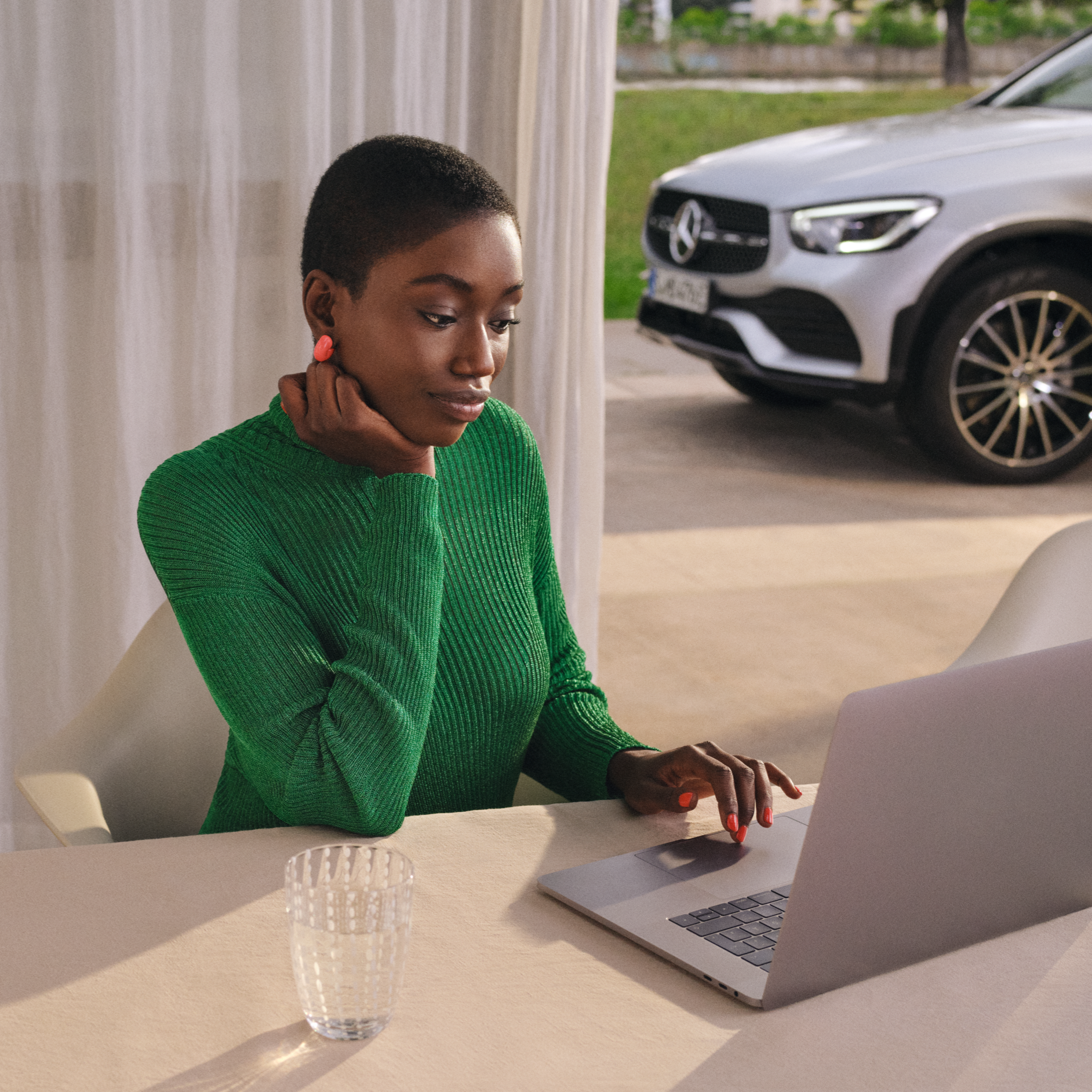 Informe digital de servicio Una mujer consulta su informe digital de servicio en el ordenador portátil.