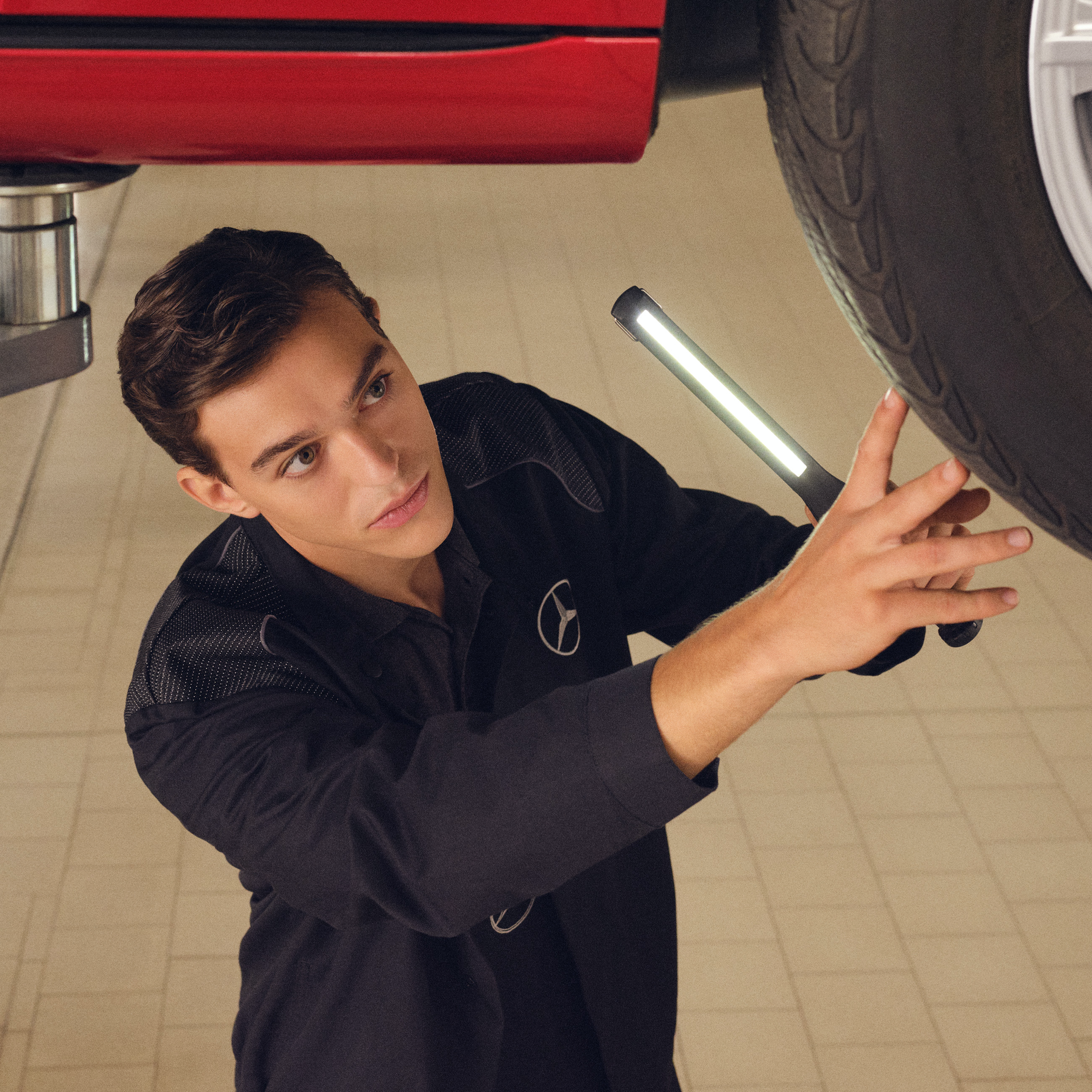 Comprobaciones periódicas en el banco de pruebas Un técnico de Mercedes-Benz examina un vehículo en el banco de pruebas.