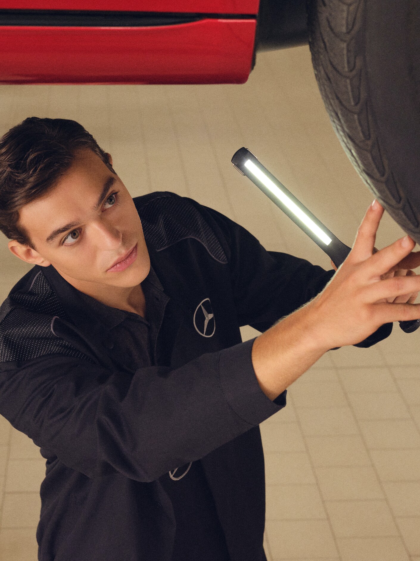 Un técnico de Mercedes-Benz examina un vehículo en el banco de pruebas.