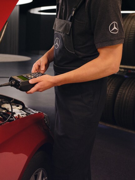 Un técnico de reparación Mercedes-Benz