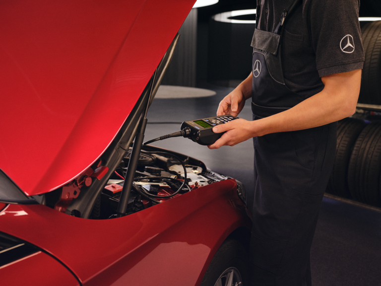 Un técnico de reparación Mercedes-Benz Un técnico de reparación Mercedes-Benz