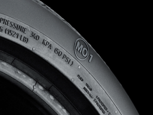 Detalle de un primer plano de un neumático Mercedes MO1.