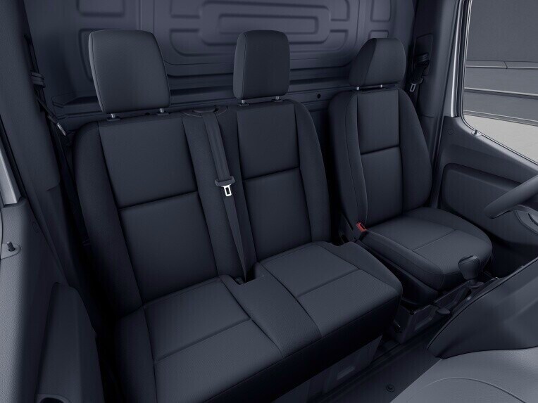 En el lado del acompañante se monta un banco de acompañante de 2 plazas en lugar de un asiento individual. Así se obtiene un asiento adicional en el puesto de conducción.