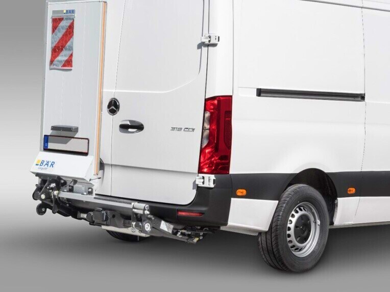 Con el VanLift, la carga de hasta 600 kg puede trasladarse de forma cómoda y precisa directamente al compartimento de carga.