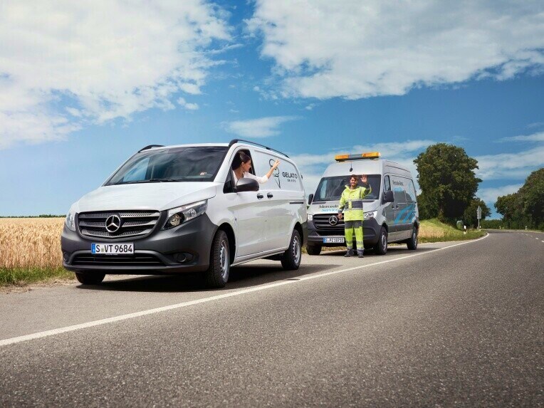 Si alguna vez sucede algo imprevisto y se queda inmovilizado, le ayudamos a llegar a su destino con el servicio profesional de asistencia en carretera Mercedes-Benz Service24h.